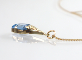 Art Deco gouden hanger blauwe spinel aan collier