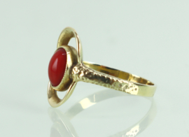 Vintage gouden ring met bloedkoraal