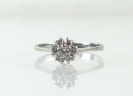 Witgouden ring, rozetring, met briljanten in de vorm van een bloem