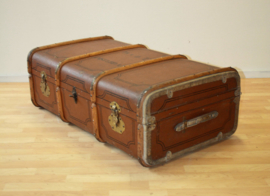 Antieke reiskoffer met houten banden