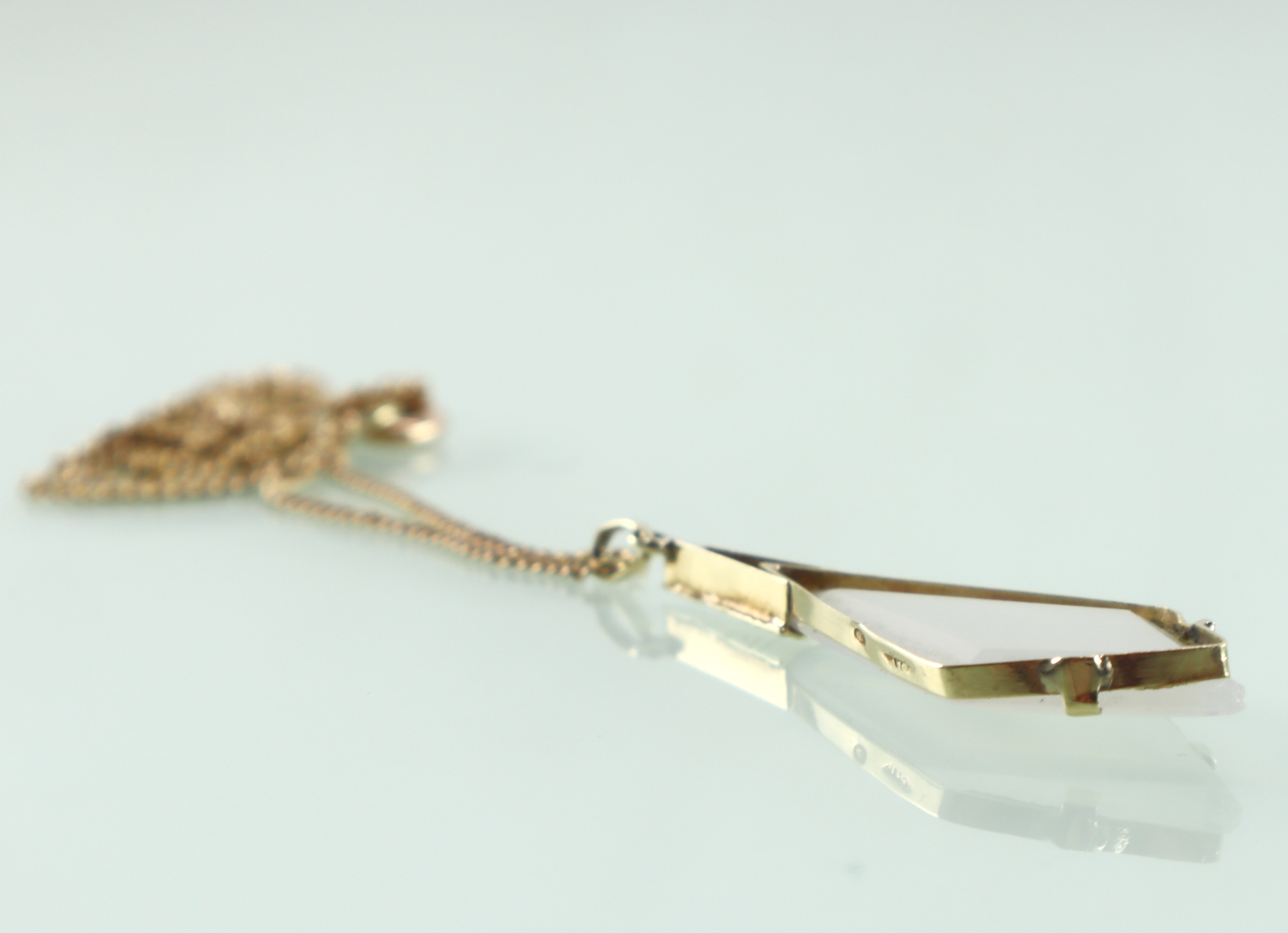 Art Deco gouden hanger maansteen aan collier