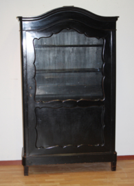 Antieke zwartgelakte vitrinekast