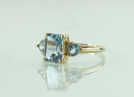 Gouden ring 18 karaat met blauwe topaas