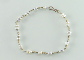 Gouden armbandje gekettelde parels