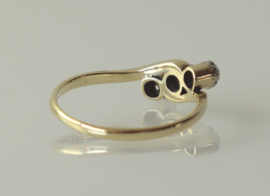 Antieke 14 karaat gouden slagring met 3 roosdiamanten