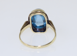 Antieke gouden ring met cabochon aquamarijn glas