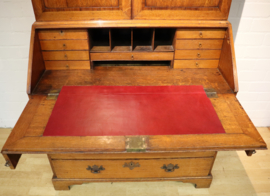 Antiek secretaire met boekenopstand, 18e eeuw.