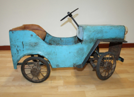Oude ijzeren trapauto jaren '50