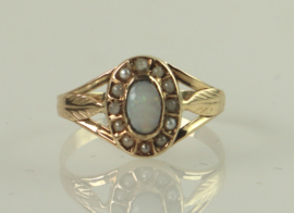 Antieke gouden ring met opaal en zaadparels, jaren ‘20/’30