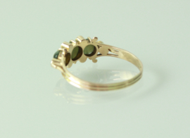 Fraaie Art Nouveau gouden ring met groene kattenoog (chrysoberyl) en zaadparels