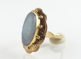 Antieke gouden ring met opaal