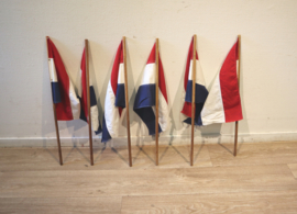 Grote oude Nederlandse vlag met wimpels