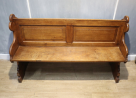 Antieke kerkbank met gotisch snijwerk