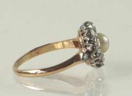 Antieke 18 kt gouden ring met roosdiamant en natuurlijke parel, ca 1900