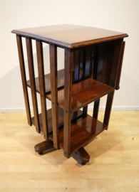 Antieke boekenmolen met leesplank
