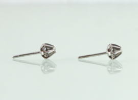 Witgouden oorknoppen met diamant