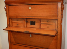 Antieke  chiffonière met bureau