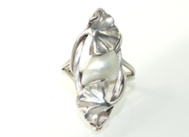 Antieke zilveren Jugendstil ring met bladmotieven en parelmoer