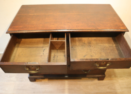 Antieke Engelse commode, 18e eeuw