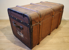 Antieke hutkoffer met houten banden