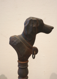 Antieke smeedijzeren hondenpaal