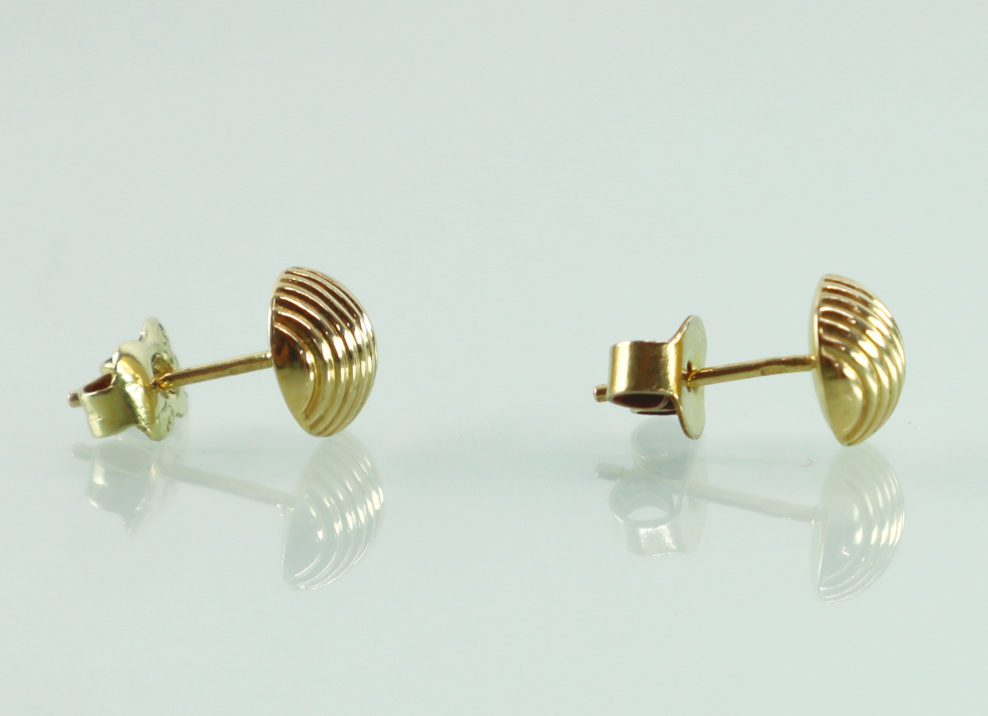 Gouden oorknoppen ribbels 18 karaat