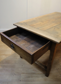 Antieke Franse notenhouten tafel