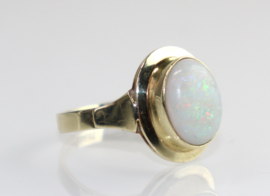 Vintage gouden ring met schitterende opaal