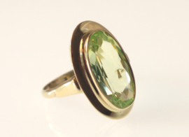 Bijzondere vintage gouden ring met annagroen-glas