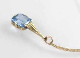 Art Deco gouden hanger blauwe spinel aan collier