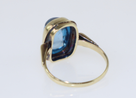 Antieke gouden ring met cabochon aquamarijn glas