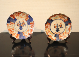Twee antieke Imari porseleinen borden