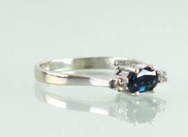 Witgouden ring met groenblauwe saffier en diamant