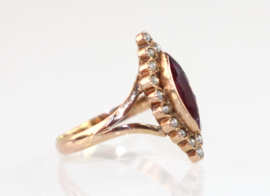 Antieke gouden ring met robijn en zaadparels