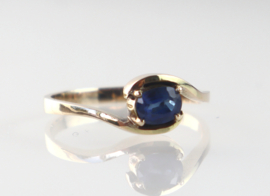 Antieke roodgouden ring met saffier