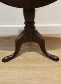 Antieke Engelse tilttoptafel