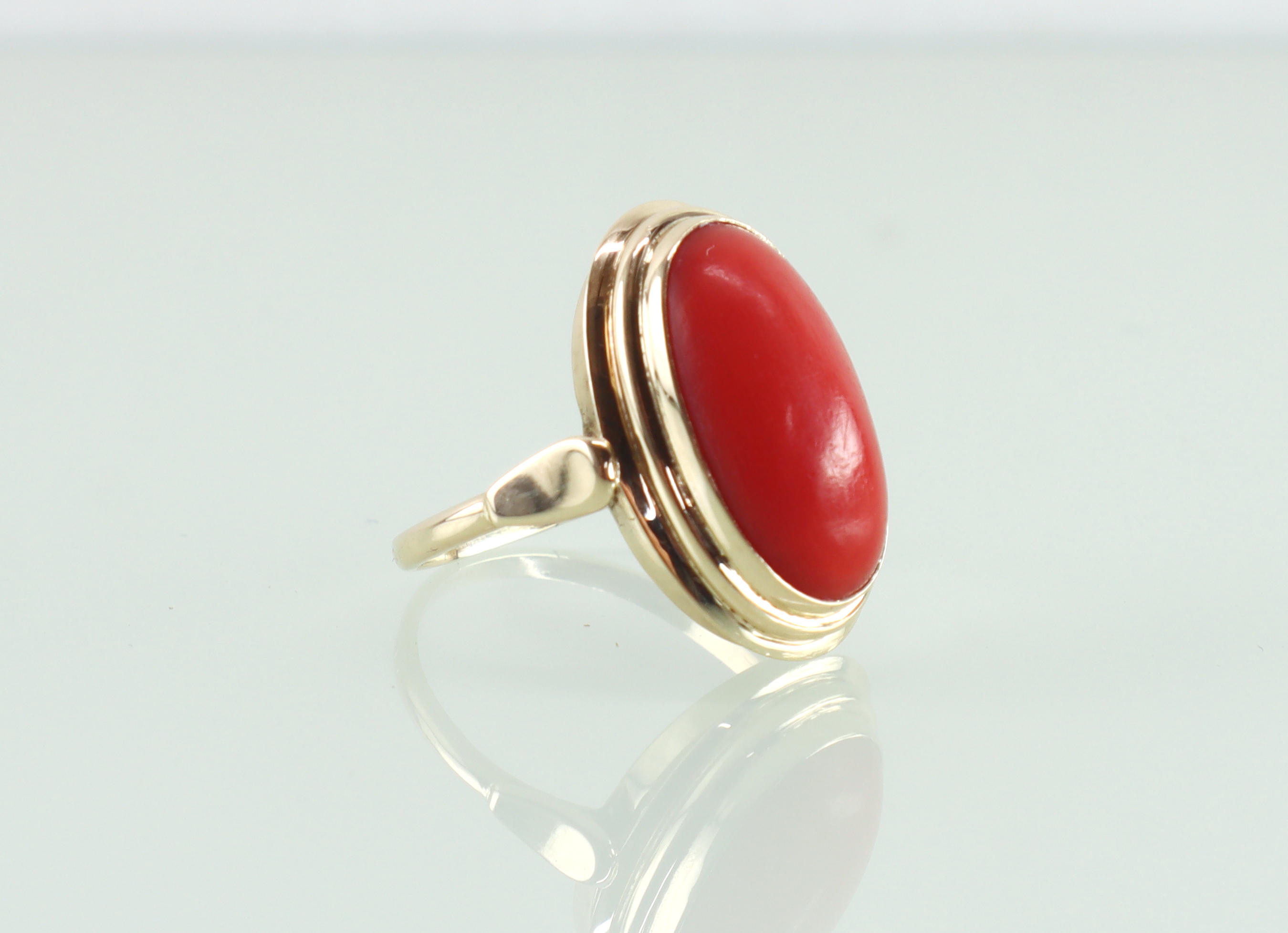 Vintage gouden ring met bloedkoraal