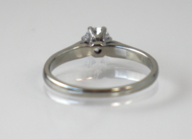 Vintage witgouden solitairring met oudslijpsel diamant