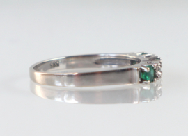 Witgouden rijring met smaragd en diamant