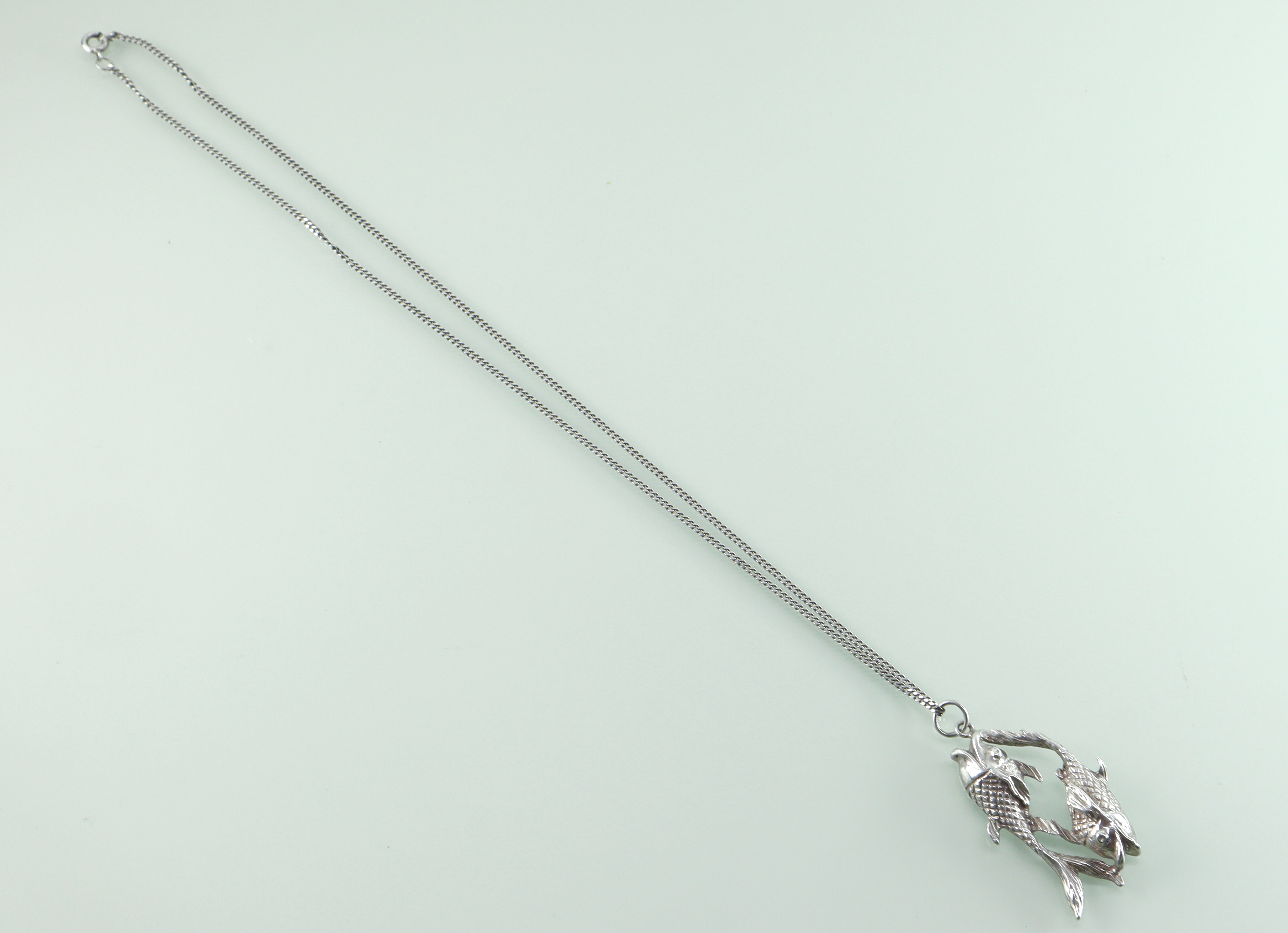Grote vintage hanger vissen aan collier