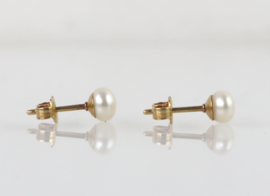 Oorknoppen 18 karaat goud met bouton parel