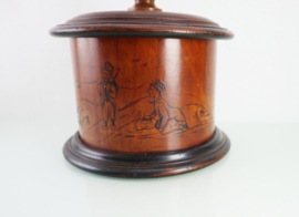 Antieke houten tabakspot met decoratie