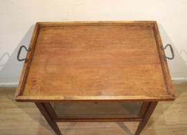 Antiek theekastje met dienblad