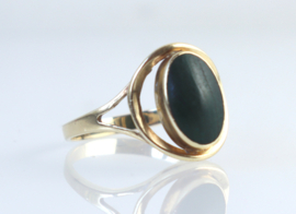 Gouden ring met cabochon malachiet