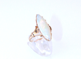 Antieke 18 karaat gouden ring met grote opaal