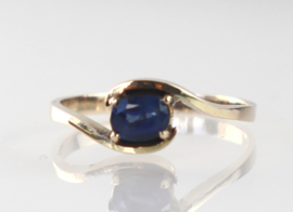 Antieke roodgouden ring met saffier