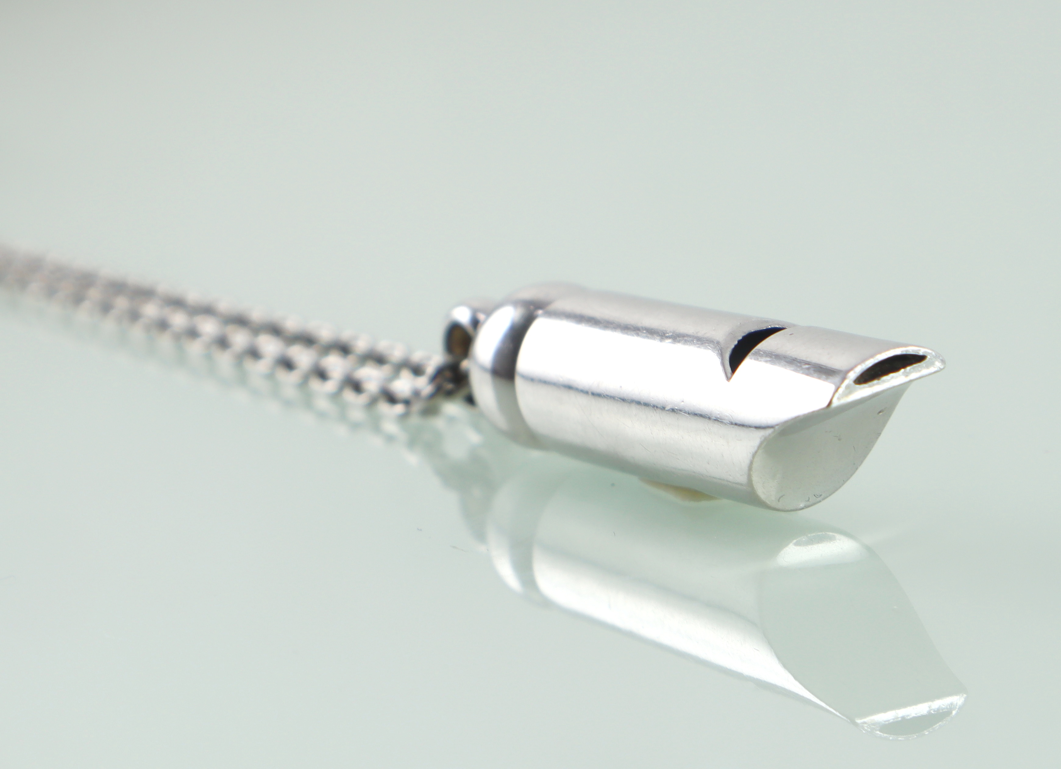 Zilveren echt werkend fluitje aan collier
