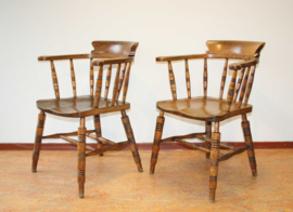 Twee Engelse Windsor Smokers chairs