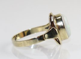 Vintage gouden ring met schitterende opaal