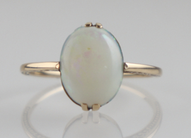 Antieke gouden ring met fraaie opaal